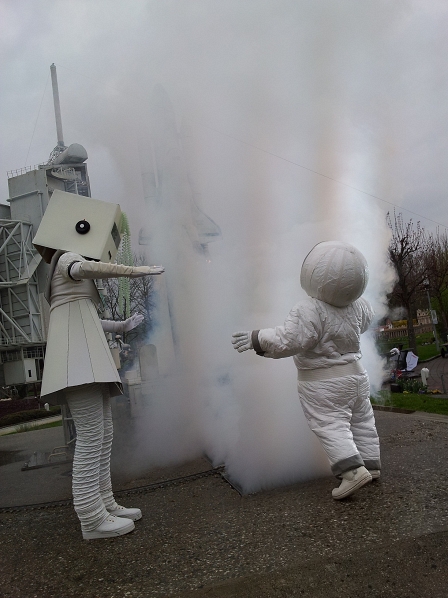 Videodreh mit Astronauten und Roboterfrau in Minimundus vor startender Rakete